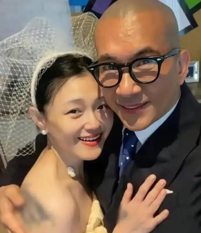 一位24岁的年轻女性因与知名艺人大S神似而在网络上走红，面对外界对其是否整容的疑问，她公开回应表示自己并未进行过整容手术。这起事件被视为自然美与网络热点关注的一次奇妙交织。-同恩资源分享网
